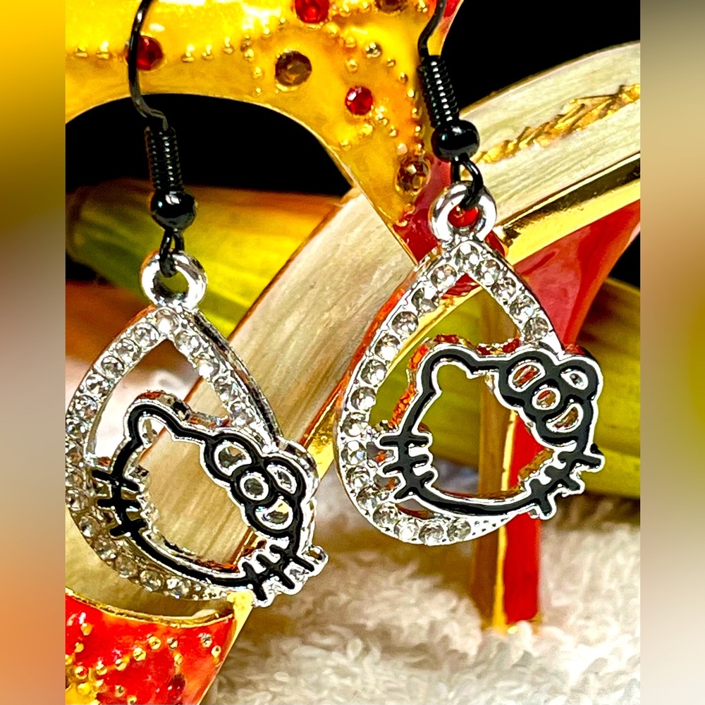 💗Hello kitty with rhinestone earrings in silver